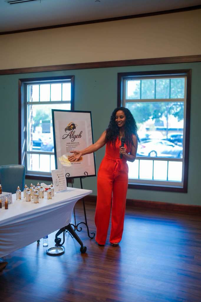 A vendor introduces children’s books and creative products.